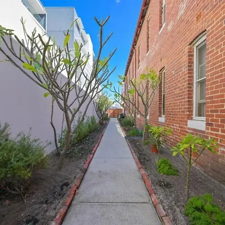 Emu Backpackers Perth - Note - Valid Passport Required For Check In-2